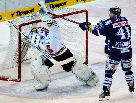 Útočník Liberce Andrej Podkonický a brankář Sparty Praha Tomáš Duba