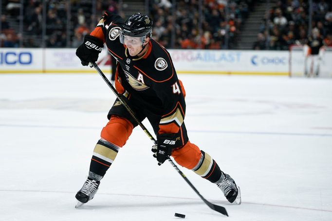 hokej, NHL 2018/2019, Anaheim - Columbus, domácí obránce Cam Fowler, autor hattricku