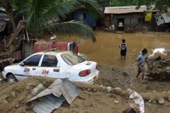 Filipíny pustoší tropická bouře, mrtvých je už 521