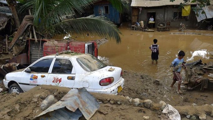 Obyvatelé města Iligan sledují škody, které napáchala tropická bouře