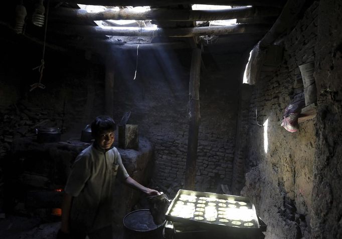 A man prepares special sweets at a small traditional factory ahead of the holy month of Ramadan in Kabul, July 8, 2013. Muslims around the world abstain from eating, drinking and conducting sexual relations from sunrise to sunset during Ramadan, the holiest month in the Islamic calendar. REUTERS/Omar Sobhani (AFGHANISTAN - Tags: RELIGION) Published: Čec. 8, 2013, 7:47 dop.