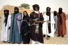 Respect vzdá hold Dekkerovi, přijíždějí Tinariwen