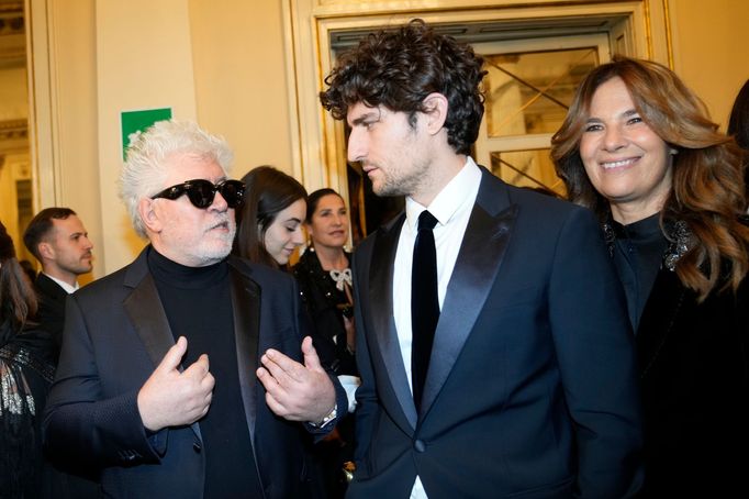 Na snímku ze čtvrtečního zahájení sezony v La Scale jsou španělský režisér Pedro Almodóvar a francouzský herec Louis Garrel.