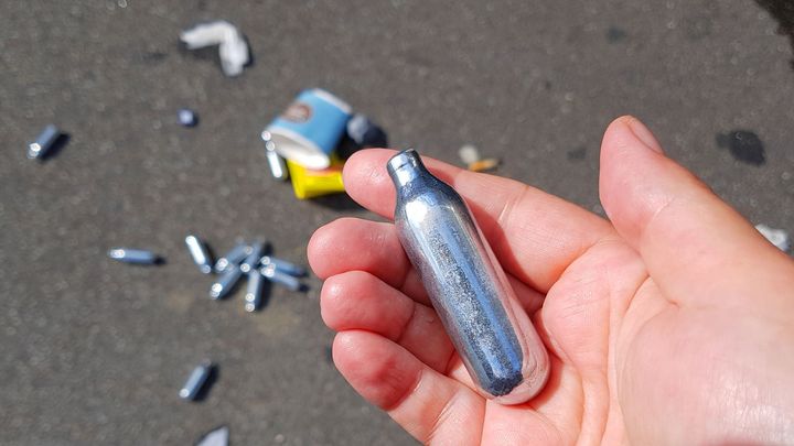Poškozuje mozek a může i zabít. Mladí se baví vdechováním plynu, koupit ho může každý