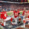 James Winchester, Stefen Wisniewski a Nick Allegretti slaví triumf Kansas City Chiefs ve finále Super Bowlu LIV (2020)