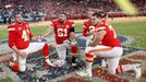 James Winchester, Stefen Wisniewski a Nick Allegretti slaví triumf Kansas City Chiefs ve finále Super Bowlu LIV