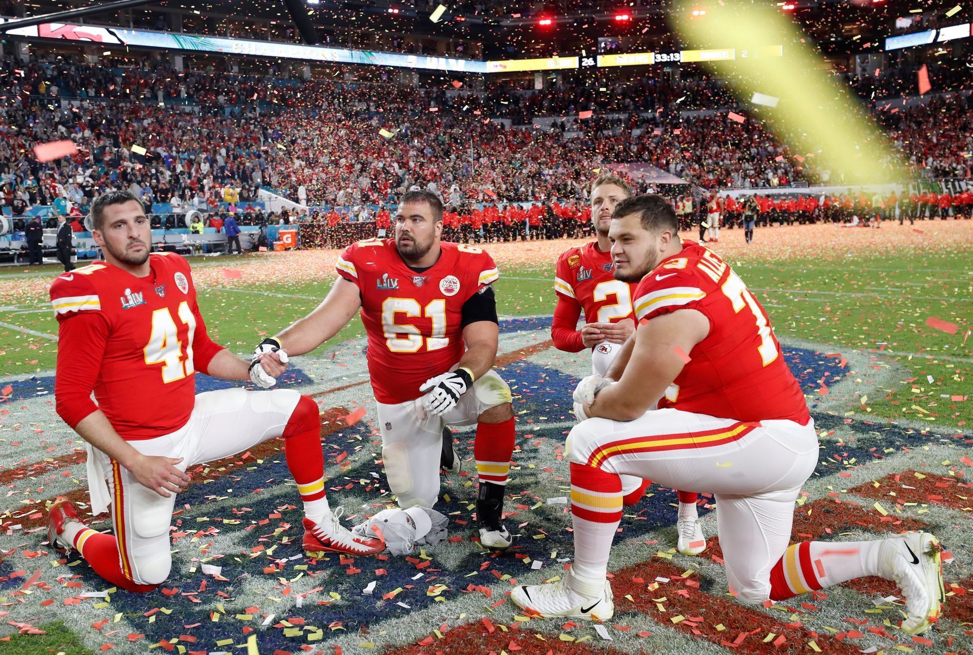 James Winchester, Stefen Wisniewski a Nick Allegretti slaví triumf Kansas City Chiefs ve finále Super Bowlu LIV (2020)