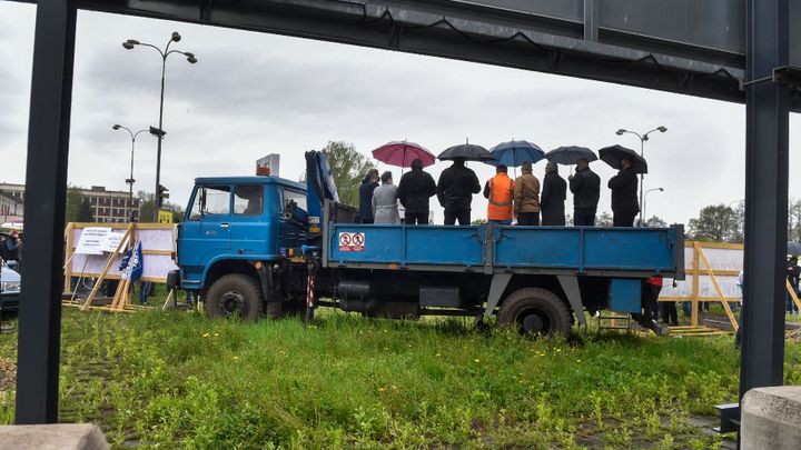 Ostravo, město rudé, zpečetěný osude. Protest ocelářů podpořil s heligonkou Nohavica; Zdroj foto: ČTK