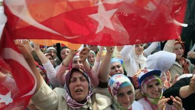 Stoupenci Strany spravedlnosti a rozvoje (APK) oslavují v ulicích Trabzonu na pobřeží Černého moře