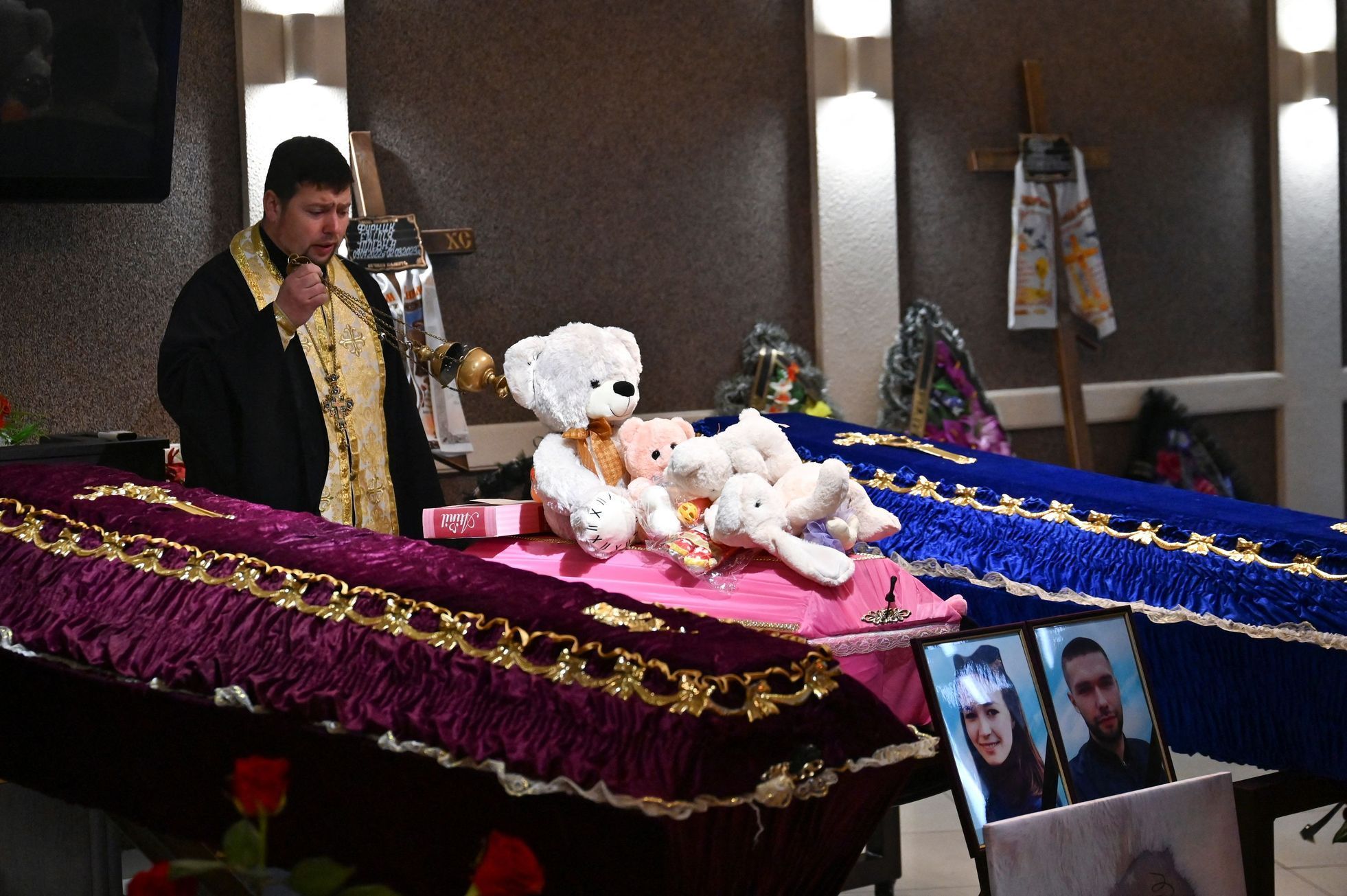 Pohřeb rodiny, která zahynula při ruském bombardování města Záporoží.