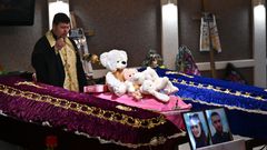 Pohřeb rodiny, která zahynula při ruském bombardování města Záporoží.