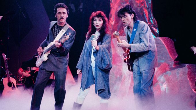 Kate Bush (uprostřed, na snímku ze západoněmecké televizní Peter's Pop Show v roce 1985) anglickou hitparádu vedla naposledy před 44 roky.