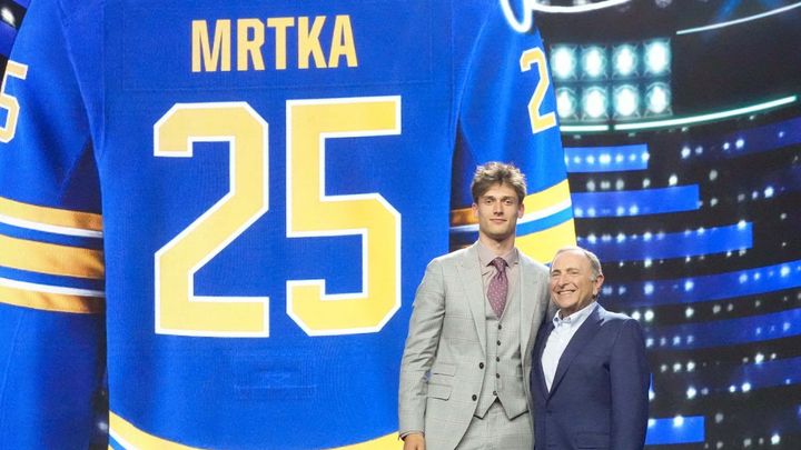 Neuvěřitelné, hlesl Mrtka po draftu v prvním kole. V Buffalu bude hrát se svou ikonou; Zdroj foto: Reuters