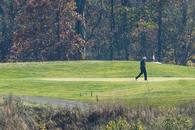 Prezident USA Donald Trump se o své volební porážce dozvěděl, když hrál golf.