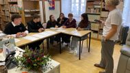Jindy školní knihovna, teď volební místnost. To jsou Studentské volby 2025 v Litoměřicích.