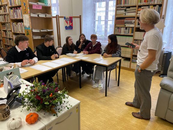 Jiří Kleker diskutuje se členy komise. Vojtěch (úplně vlevo) a Stanislav (vedle něj) letos půjdou poprvé i ke skutečným volbám.