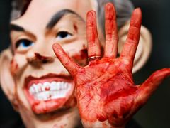 Demonstrant proti válce v Iráku má na sobě masku Tonyho Blaira, čímž chce naznačit krev, kterou má bývalý premiér na rukou tím, že zemi bezdůvodně zatáhl do války