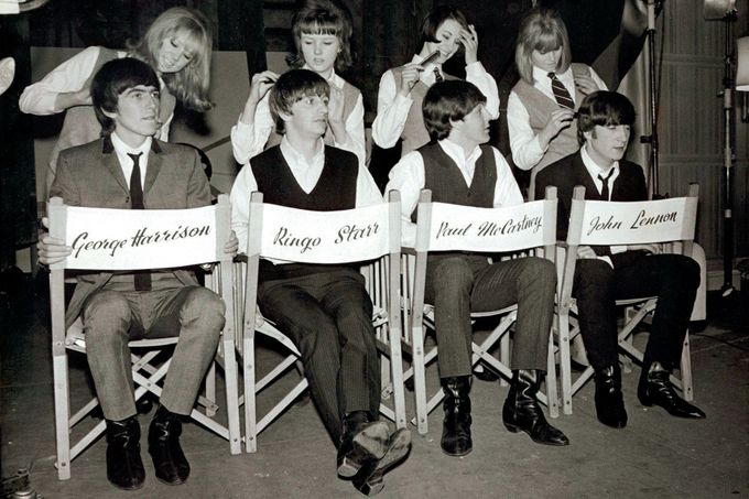 Beatles se nechávají učesat ve studiu Twickenham, kde natáčeli svůj film. Londýn, Anglie, březen 1964