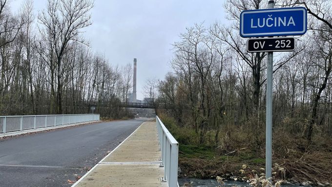 Řeka Lučina protéká podél Liberty Ostrava a jejích narychlo - a zřejmě odbytě - odstavených koksoven. Teď hrozí, že do její vody proniknou nahromaděné toxické látky.
