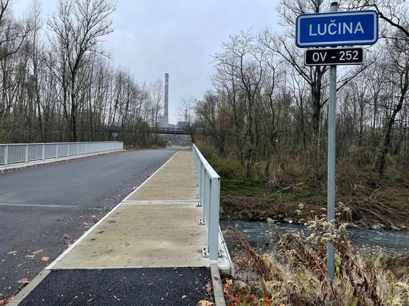 Od řeky Lučiny, přítoku Ostravice, je to k odstaveným koksárnám a jímkám plnícím se jedovatou tekutinou jen malý kousek.