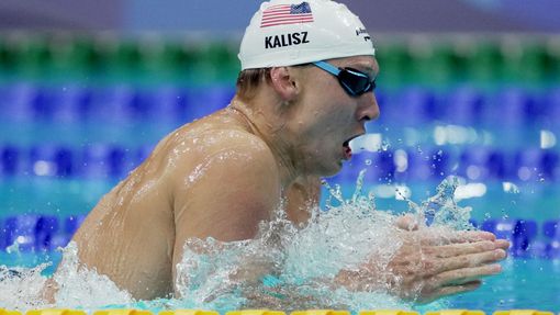 První individuální plavecké zlato vylovil z tokijského bazénu Američan Chase Kalisz.