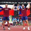 Oštěpaři  Jakub Vadlejch a Vítězslav Veselý slaví medaile po finále na OH 2020