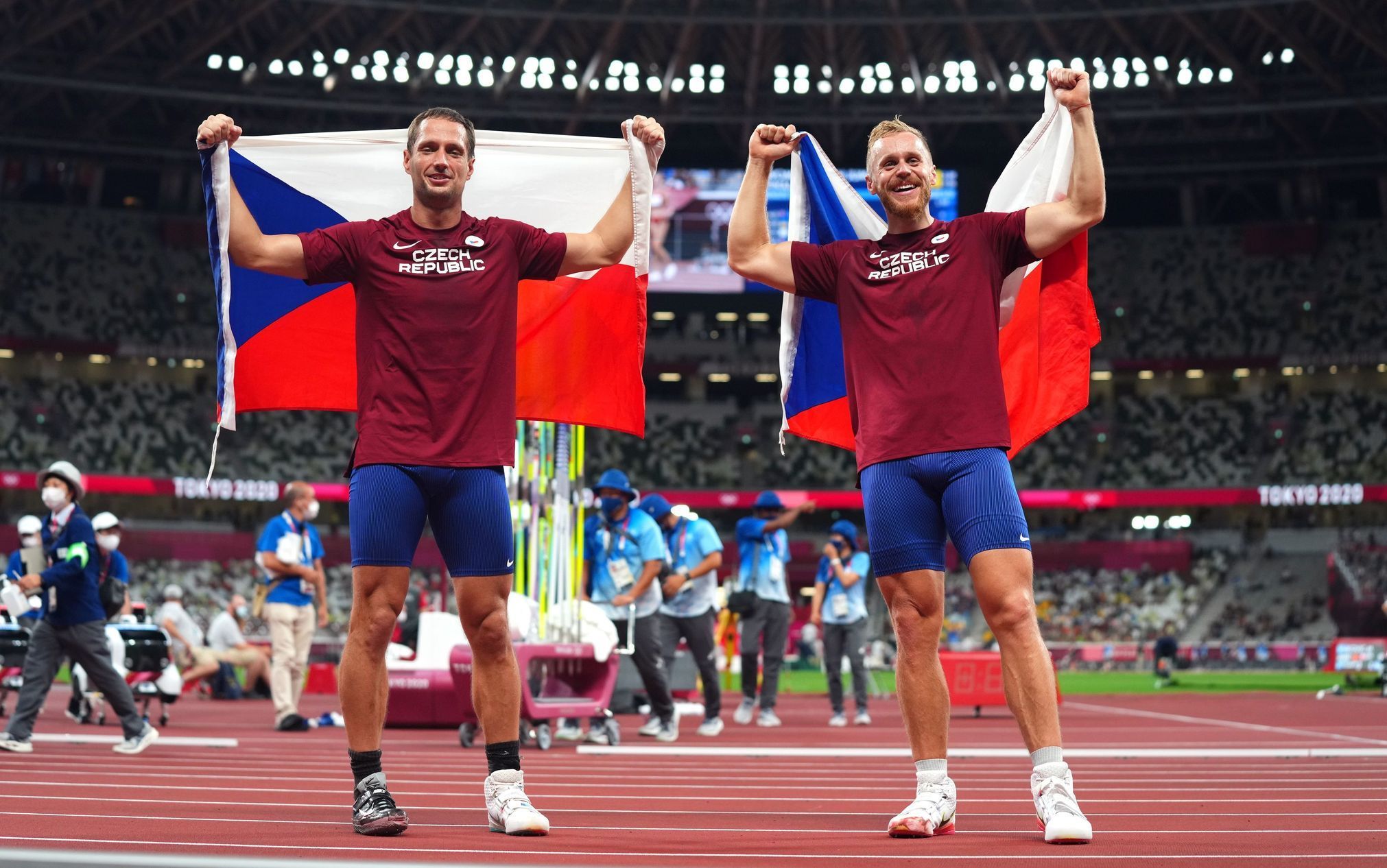 Oštěpaři  Jakub Vadlejch a Vítězslav Veselý slaví medaile po finále na OH 2020