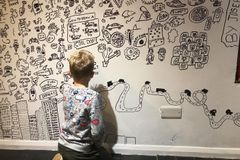 Ve škole mu "čmárání" zakazovali. Dnes o kresby Doodle Boye stojí Nike i Disney