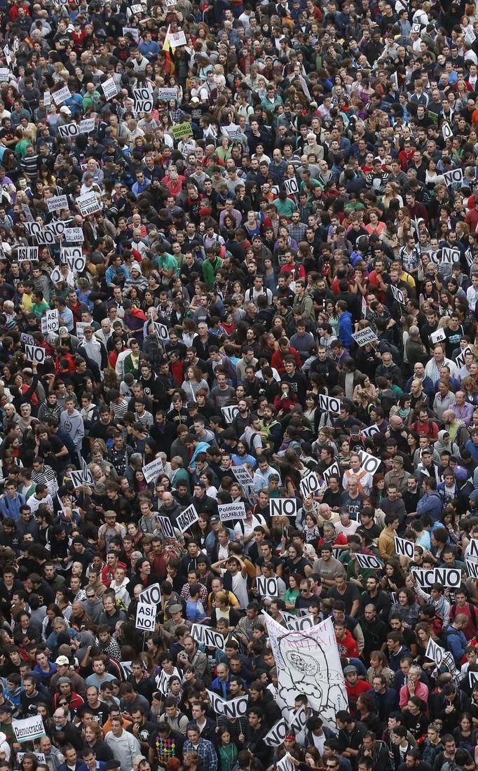 Protesters gather close to Spain's Parliament during a demostration in Madrid, September 25, 2012. Police prepared on Tuesday for anti-austerity demonstrations in Spain's capital ahead of the government's tough 2013 budget that will cut into social services as the country teeters on the brink of a bailout. REUTERS/Andrea Comas (SPAIN - Tags: CIVIL UNREST POLITICS BUSINESS) Published: Zář. 25, 2012, 5:45 odp.