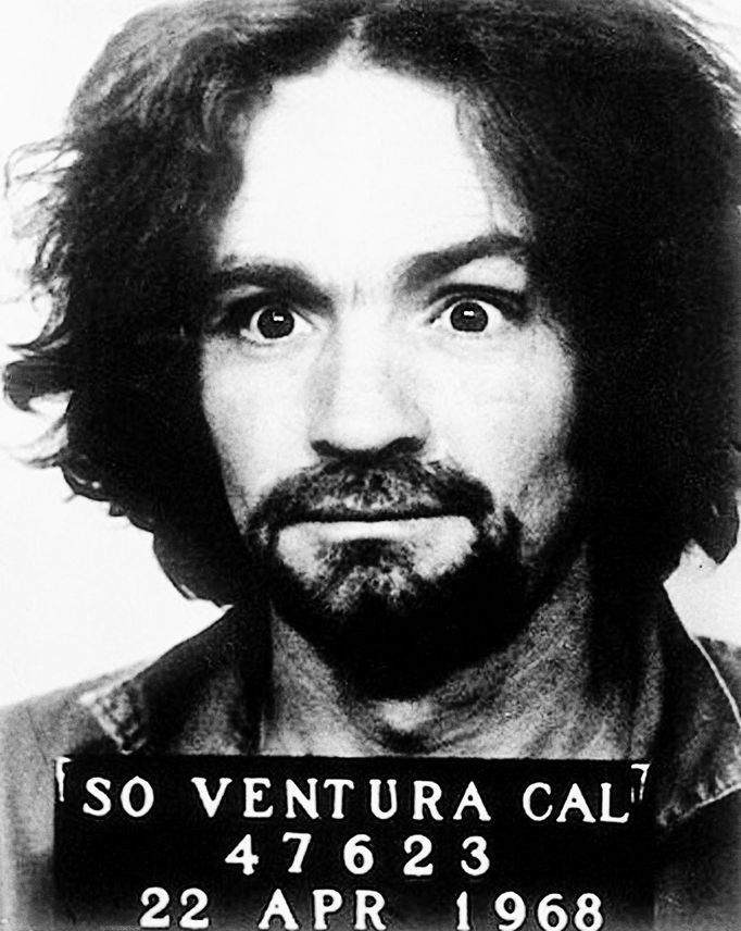 Charles Manson na archivním snímku po svém uvěznění v roce 1968