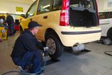 Pneuservisy tvrdí, že většina majitelů aut už dnes pneumatiky pravidelně nepřezouvá. Mění celá kola, protože má vlastní disky pro letní i zimní gumy. Díky tomu služby servisu nutně nepotřebují.