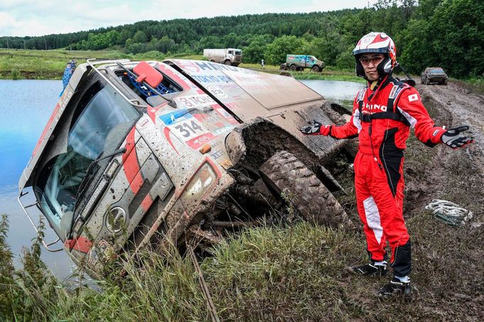 Rallye Hedvábná stezka 2017: zapadlý Teruhito Sugawara, Hino.