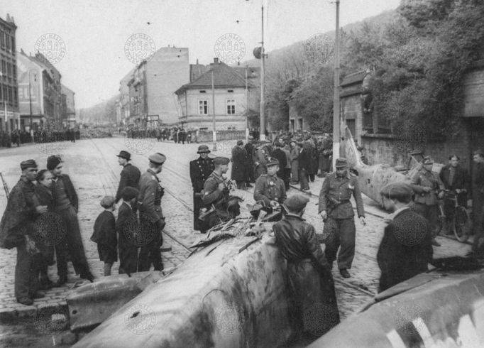 Zničené německé letadlo (pravděpodobně demontované) na Smíchově na Plzeňské třídě. Květen 1945