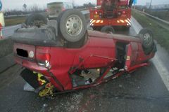 Srážka aut na Rychnovsku skončila zraněním 11 lidí. Řidič dodávky smetl Felicii při předjíždění