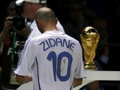 Francouzský kapitán Zinédine Zidane prochází kolem trofeje pro mistry světa poté, co byl vyloučen ve finále mistrovství světa. Jeho tým podlehl Itálii na penalty.