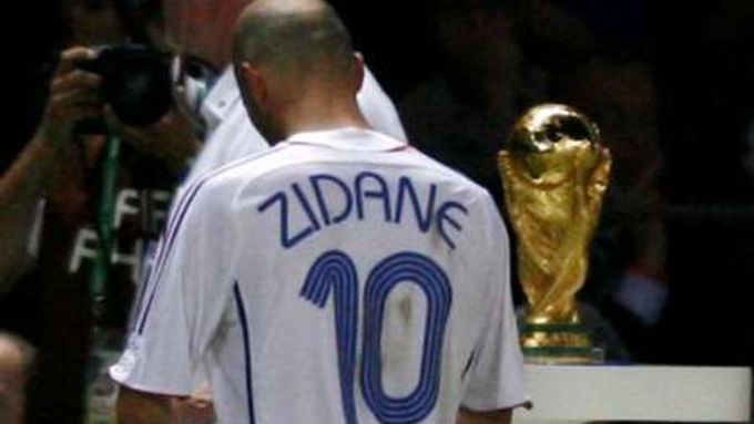 Francouzský kapitán Zinédine Zidane prochází kolem trofeje pro mistry světa poté, co byl vyloučen ve finále mistrovství světa. Jeho tým podlehl Itálii na penalty.