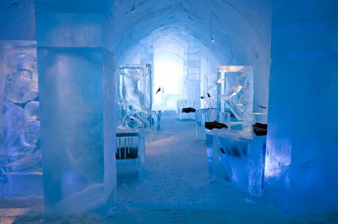 Umělci: Mark Armstrong & Lena Kriström Místo: ABSOLUT ICEBAR JUKKASJÄRVI