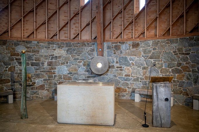 Minimalistický oltář v kapli Panny Marie Bolestné.