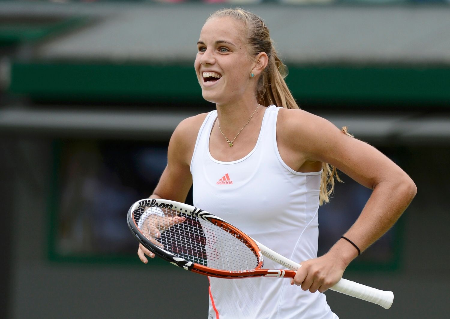 Nizozemská tenistka Arantxa Rusová se raduje z vítězství nad Australankou Samanthou Stosurovou ve 2. kole Wimbledonu 2012.