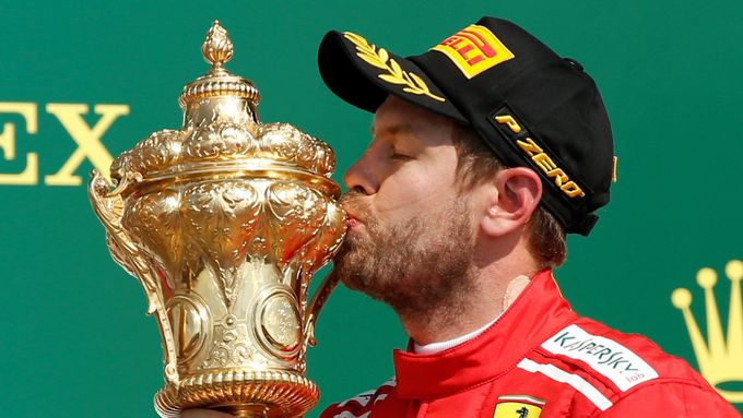 Sebastian Vettel líbá trofej pro vítěze Velké ceny Británie formule 1.