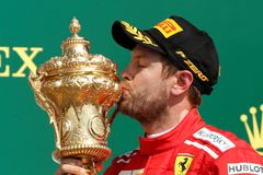 Vettel zlomil britskou smůlu, Hamilton se v dramatu prodral na druhé místo z poslední pozice