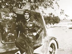 Rudolf Šimáček jako příslušník tankových jednotek Mezinárodních brigád ve Španělsku.
