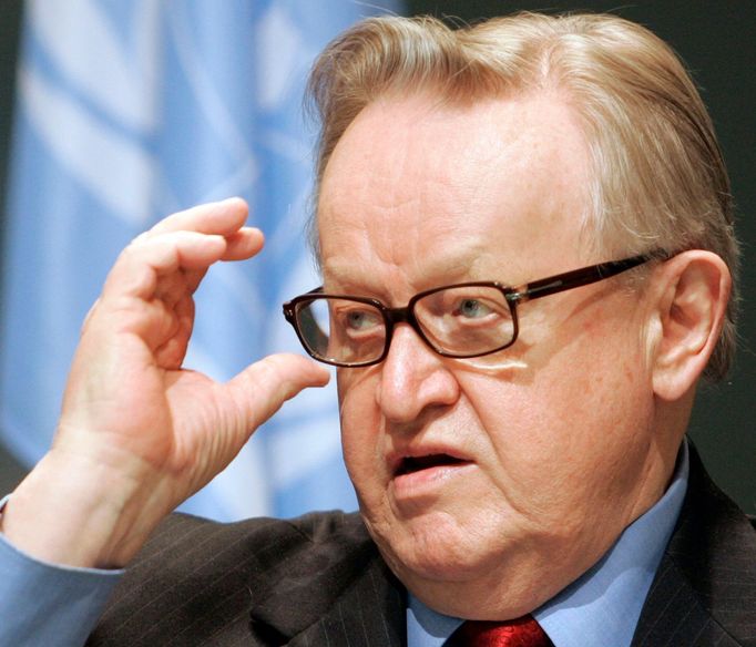 United Nations envoy Martti Ahtisaari adjusts his glasses during a news conference in Vienna's historic Hofburg Palace March 10, 2007. Serbia called on the United Nations on Saturday to reject a Western-backed proposal for the independence of Kosovo as Serbs and Albanians ended a year of talks on the fate of the breakaway province. REUTERS/Herwig Prammer (AUSTRIA)