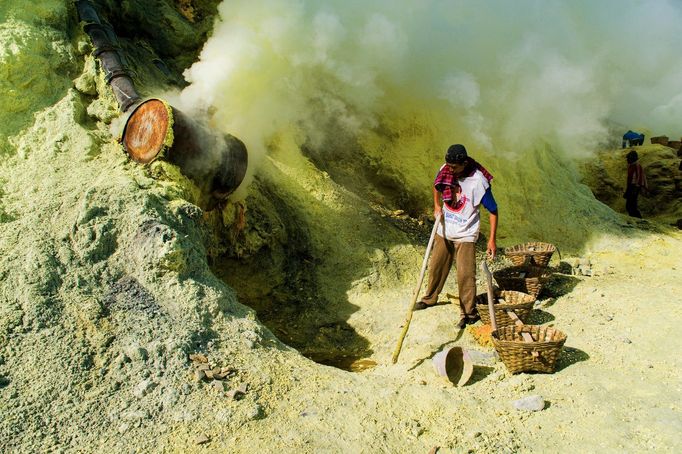 Dělník těžící síru v kráteru Kawah Ijen, aktivní sopce na východní Jávě, Indonésie. Snímek z roku 2011.