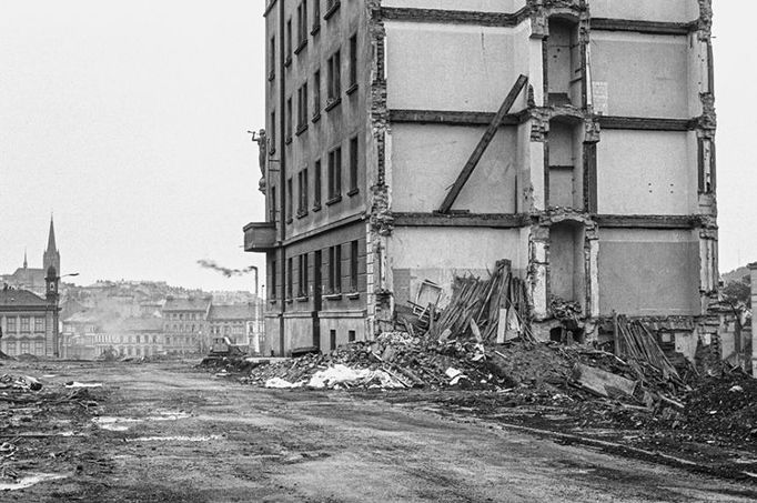 Fotograf Karel Bucháček (*1932 + 2008) zachytil, jak komunisté zdemolovali starobylou část pražské čtvrti Žižkov