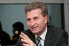 Eurokomisař Oettinger si utahoval z čínské delegace, kancléřka Merkelová se ho ale zastává