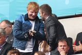 Zpěvák Ed Sheeran a David Beckham v hledišti osmifinále Anglie - Německo na ME 2020