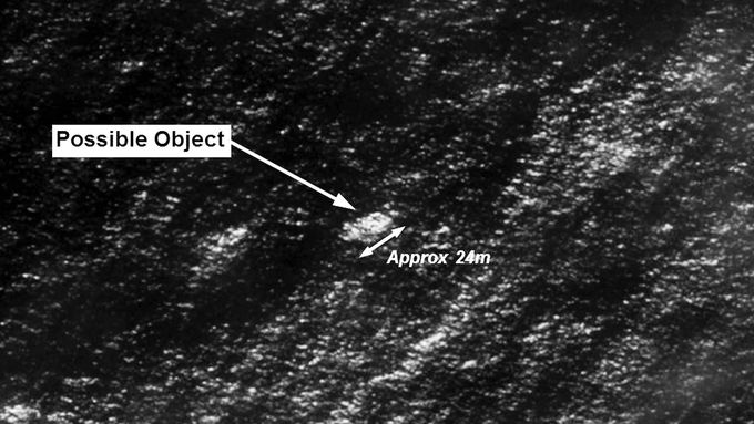 Satelitní snímky čehosi, co by mohly být trosky zmizelého letounu