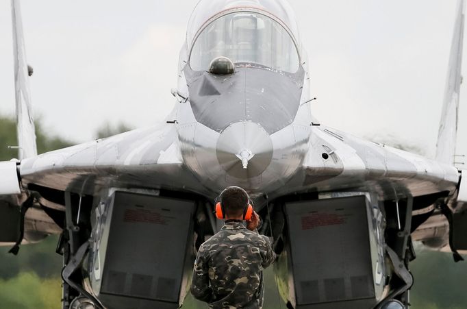 MIG-29 před vzlétnutím na ukrajinské vojenské základně Vasylkiv.