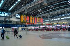 Pražské letiště nestíhá prázdninovou tlačenici, cestující na kufry čekají i hodiny
